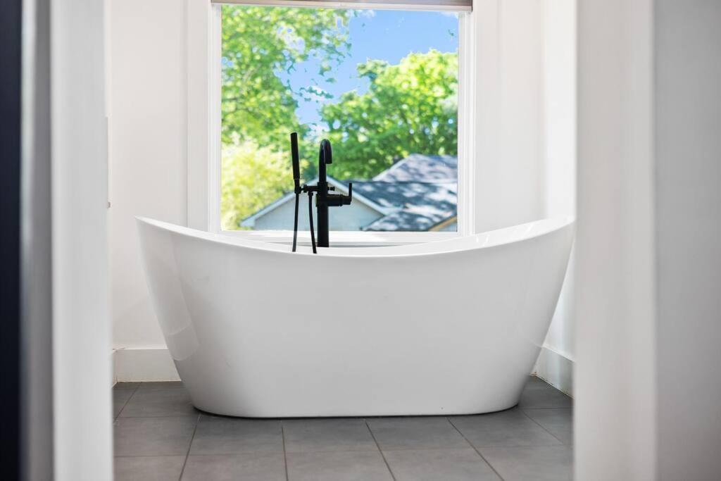 Designer Home: King Beds, Luxe Bath+Free Parking! Atlanta Exterior foto