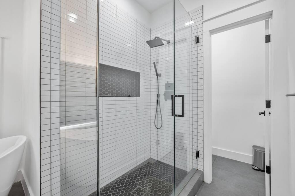 Designer Home: King Beds, Luxe Bath+Free Parking! Atlanta Exterior foto
